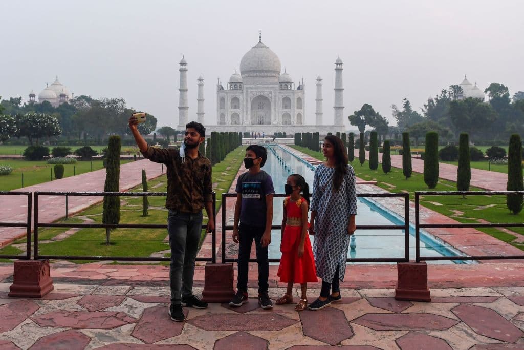 Una familia de turistas visitando el taj Mahal este lunes.