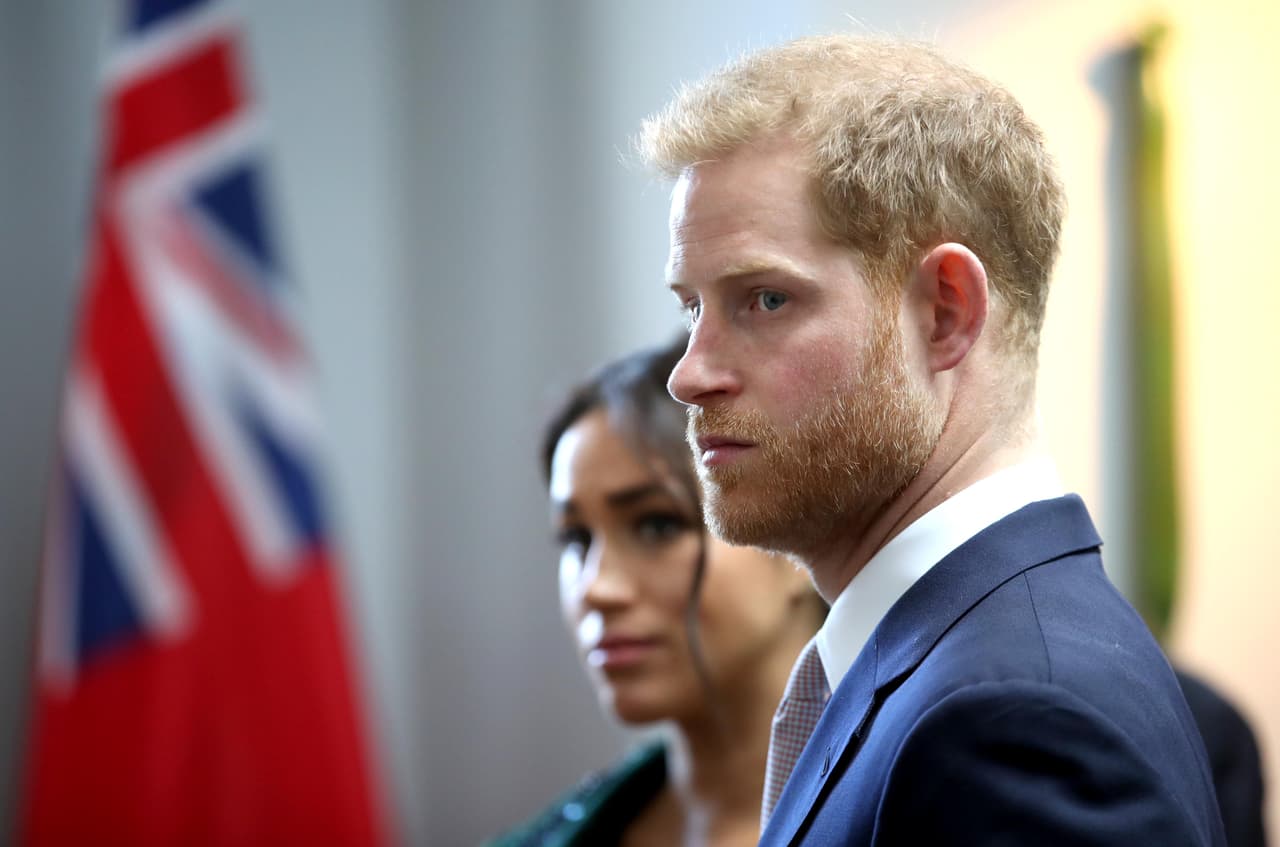 Ante dicha situación, el príncipe Harry habría dicho: “Lo que Meghan quiere, Meghan se lo pone”, lo cual llevó a la reina Isabel II a intervenir.