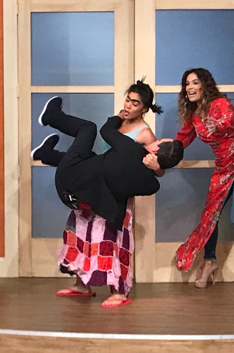 Fue Karlita quien salió al rescate, ya que por poco Carlos Calderón terminaba en el suelo.