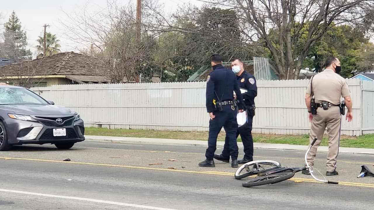 Muere ciclista de 55 años tras chocar con vehículo en el condado de Fresno