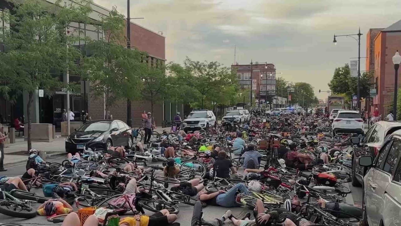 Manifestantes se acuestan sobre calle para recordar a ciclista atropellado por camión en Bridgeport
