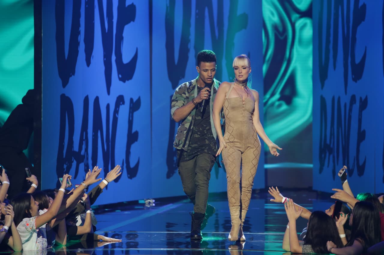 El último en pasar a enamorar a las chicas fue Christian Castro, e interpretó el tema "One Dance" de Drake.