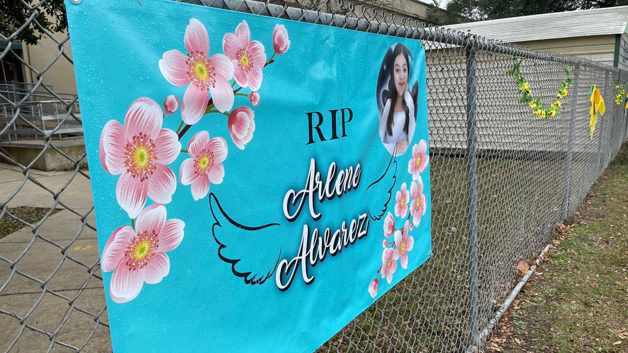 Flores y pancartas fueron puestas a lo largo de la escuela en lo que se llamó el "Día de Arlene".