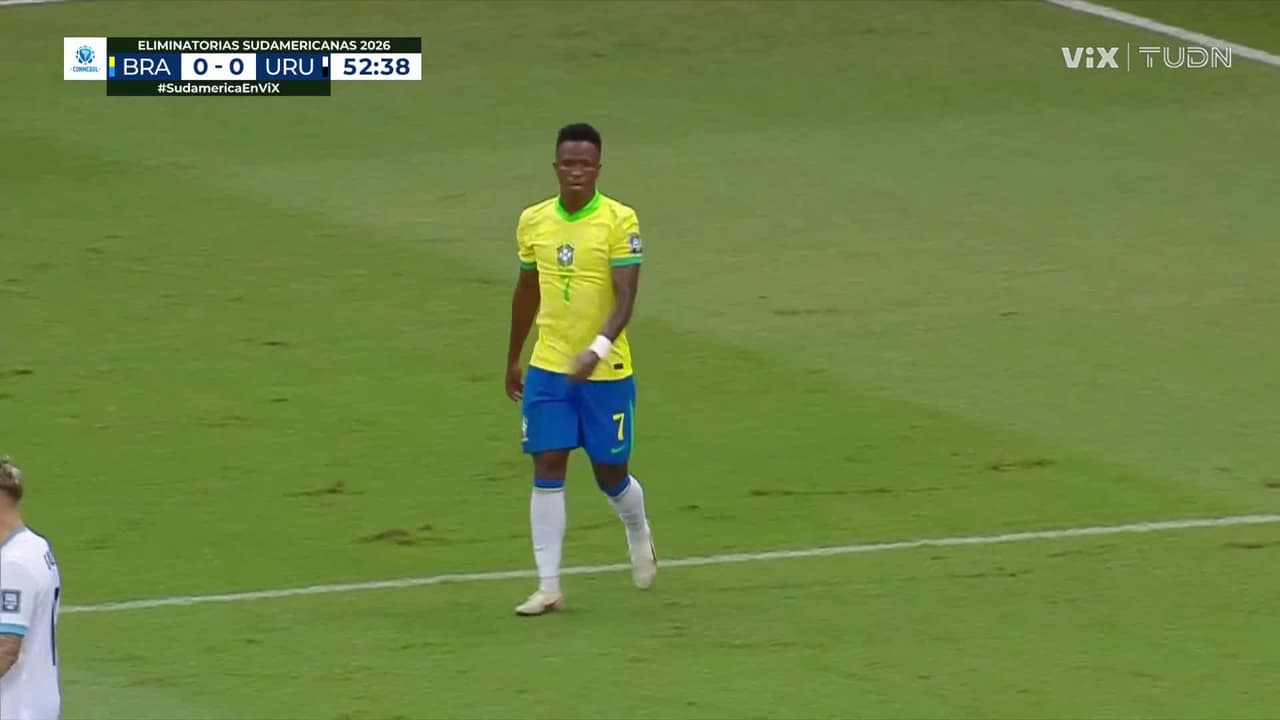 ¡Se quedó a nada! Vinicius cruza el tiro y se ahoga el grito de gol