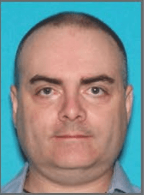 <h3 class="cms-H3-H3">Peter Eskow</h3>
<br>
<br>Este gerente de una empesa 
<a href="https://www.univision.com/temas/tecnologia">tecnológica</a> de Perth Amboy, Nueva Jersey fue detenido el pasado 24 de junio con 45 años cumplidos. Eskow es sospechoso de que poseer y distribuir una gran cantidad de material sobre abuso sexual infantil. Las autoridades aseguran que poseía 
<b>más de 80,000 archivos de este tipo de contenido en un disco duro externo. </b>
<br>
<br>