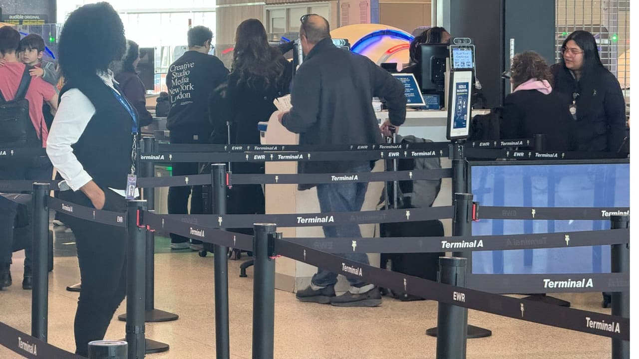 La TSA o Administración de Seguridad en el Transporte señala que
<b>una de las principales causas de retraso de los viajeros es por llevar artículos prohibidos</b> a través de los puntos de revisión.
<br>
<br>
<b>Revisa la lista a continuación</b> para que no seas uno de estos pasajeros que sufren retrasos.
<br>