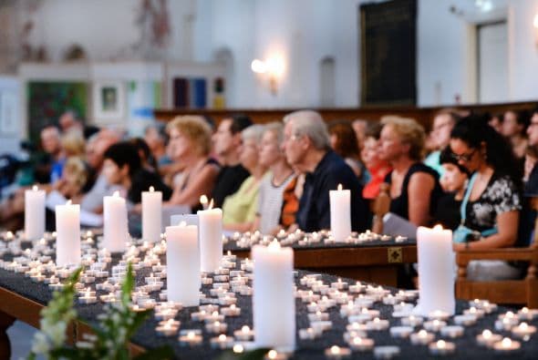 La gente atiende un servicio religioso en memoria de las 298 víctimas del vuelo MH17 en la iglesia de Joriskerk en Amersfoort.