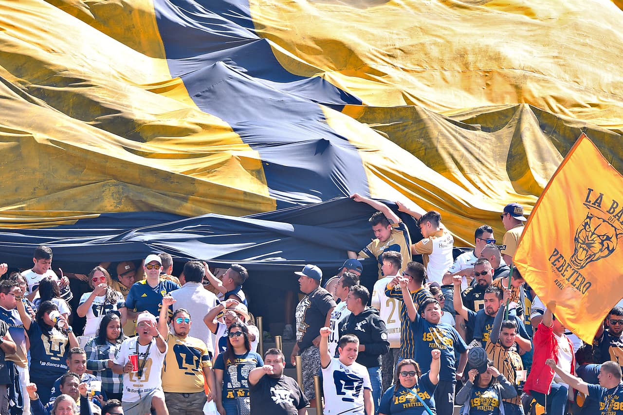 Los hinchas de Pumas UNAM demostraron su localía contra América en las tribunas con una bandera gigante en el estadio Olímpico Universitario en la Jornada 7 del Clausura 2017 de la Liga MX.