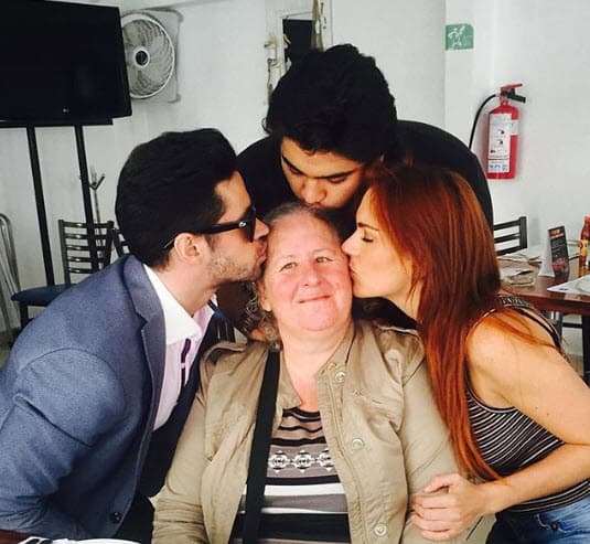 Afortunadamente, su mamá pudo salir adelante: "Las dos cosas que te acabo de platicar han sido las más fuertes que me han pasado, pues mi madre es lo más hermoso que tengo en la vida, pero gracias a Dios está con nosotros y la tenemos para rato", detalló el actor.