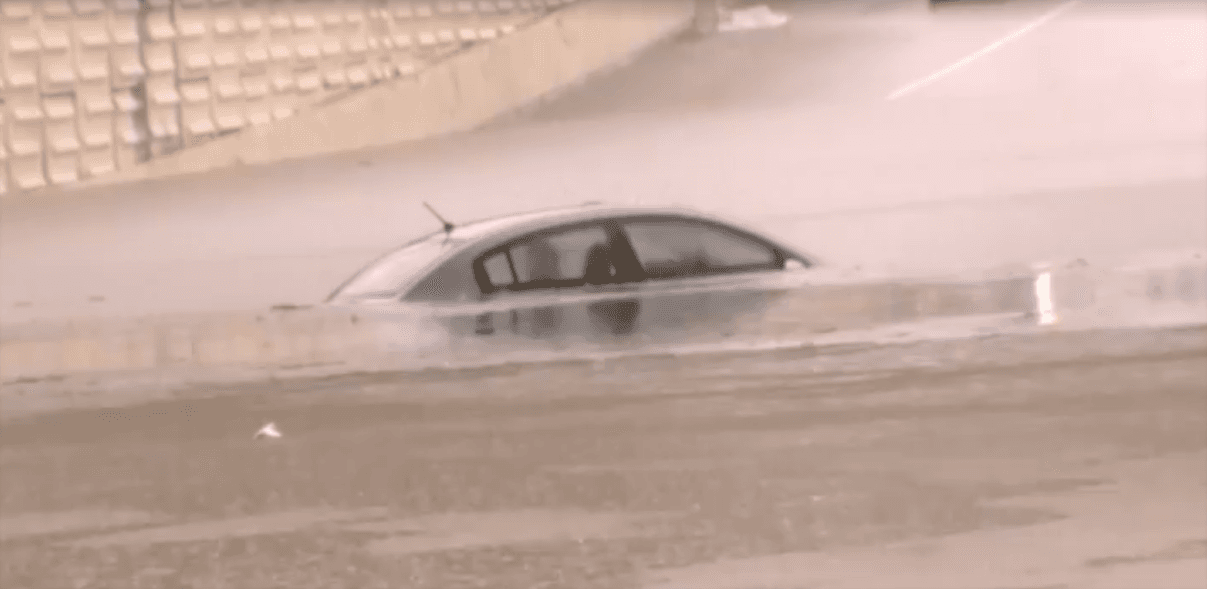 Lluvias intensas inundan el área metropolitana de Houston y sigue vigente una advertencia por inundaciones repentinas