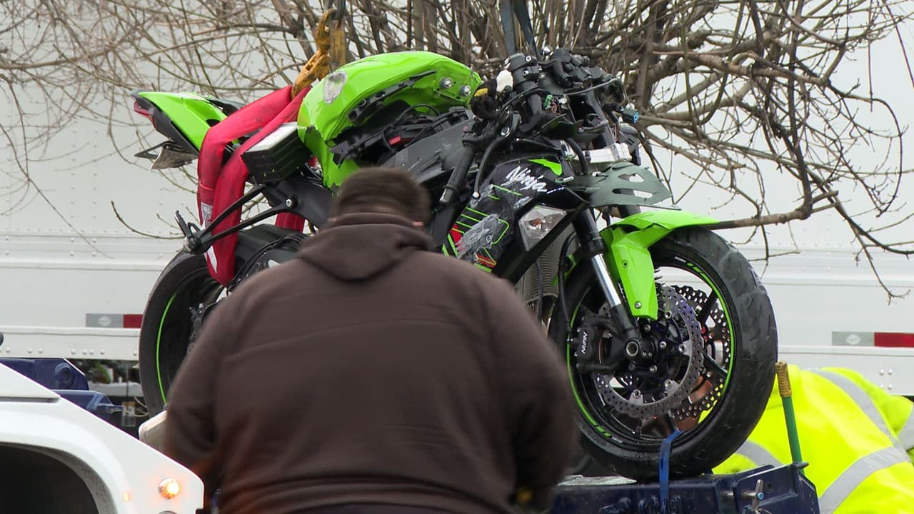 Muere un motociclista al chocar con otro auto en Sacramento