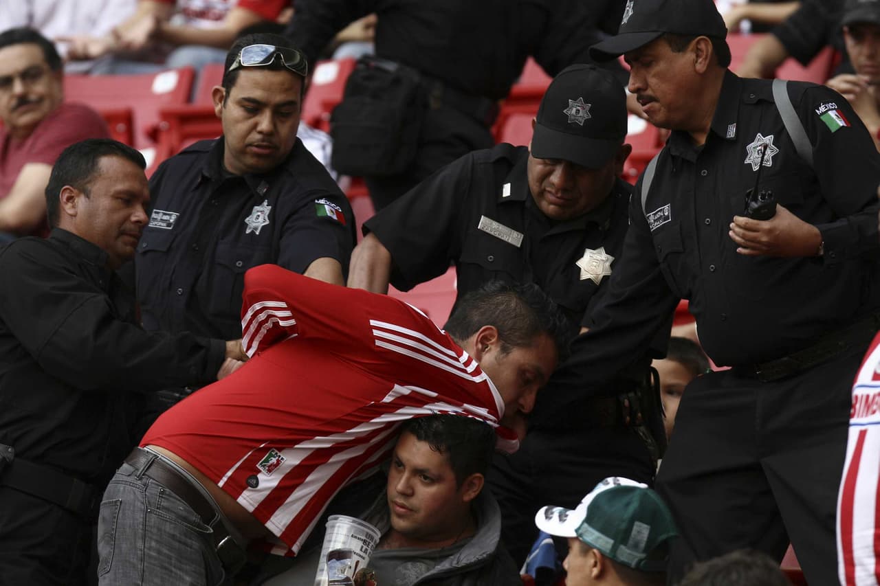 En el Clausura 2012, un aficionado de Chivas resultó herido de bala luego de una riña entre barristas del Rebaño y seguidores de León luego de encontrarse a las afueras del estadio de la Fiera.