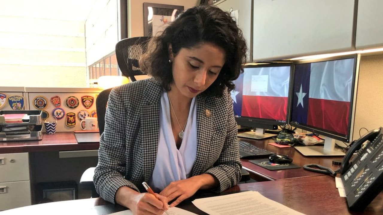 La orden firmada por la juez del condado Harris, Lina Hidalgo entra en vigor a las 12:01 a.m. del lunes 22 de junio de 2020 en todos los negocios del condado Harris.