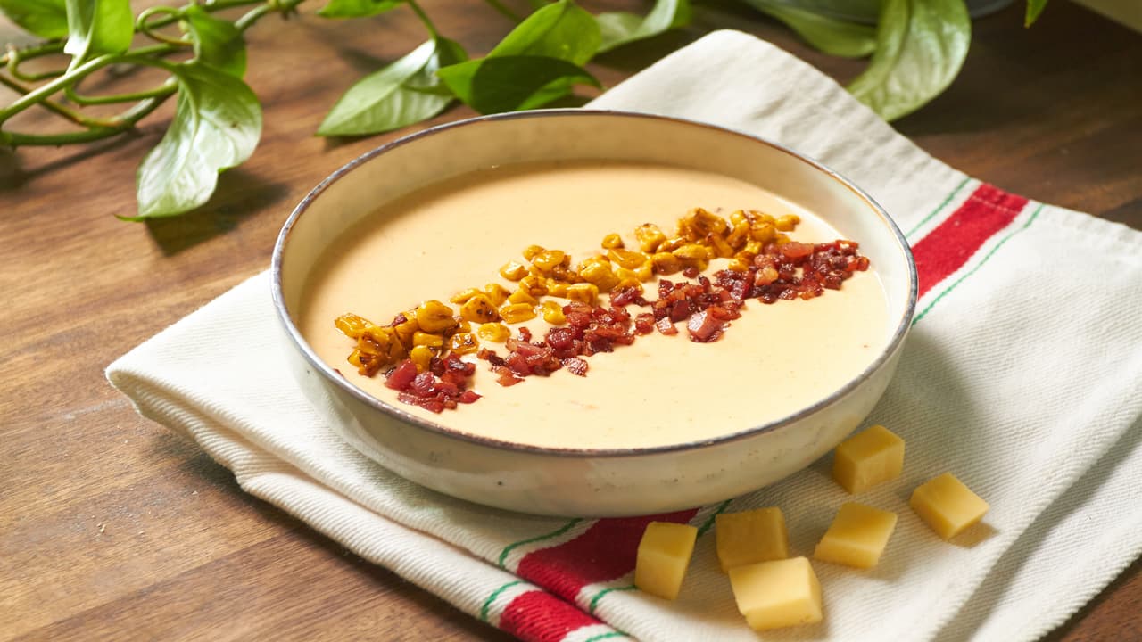 Sopa de tocino con queso y cerveza