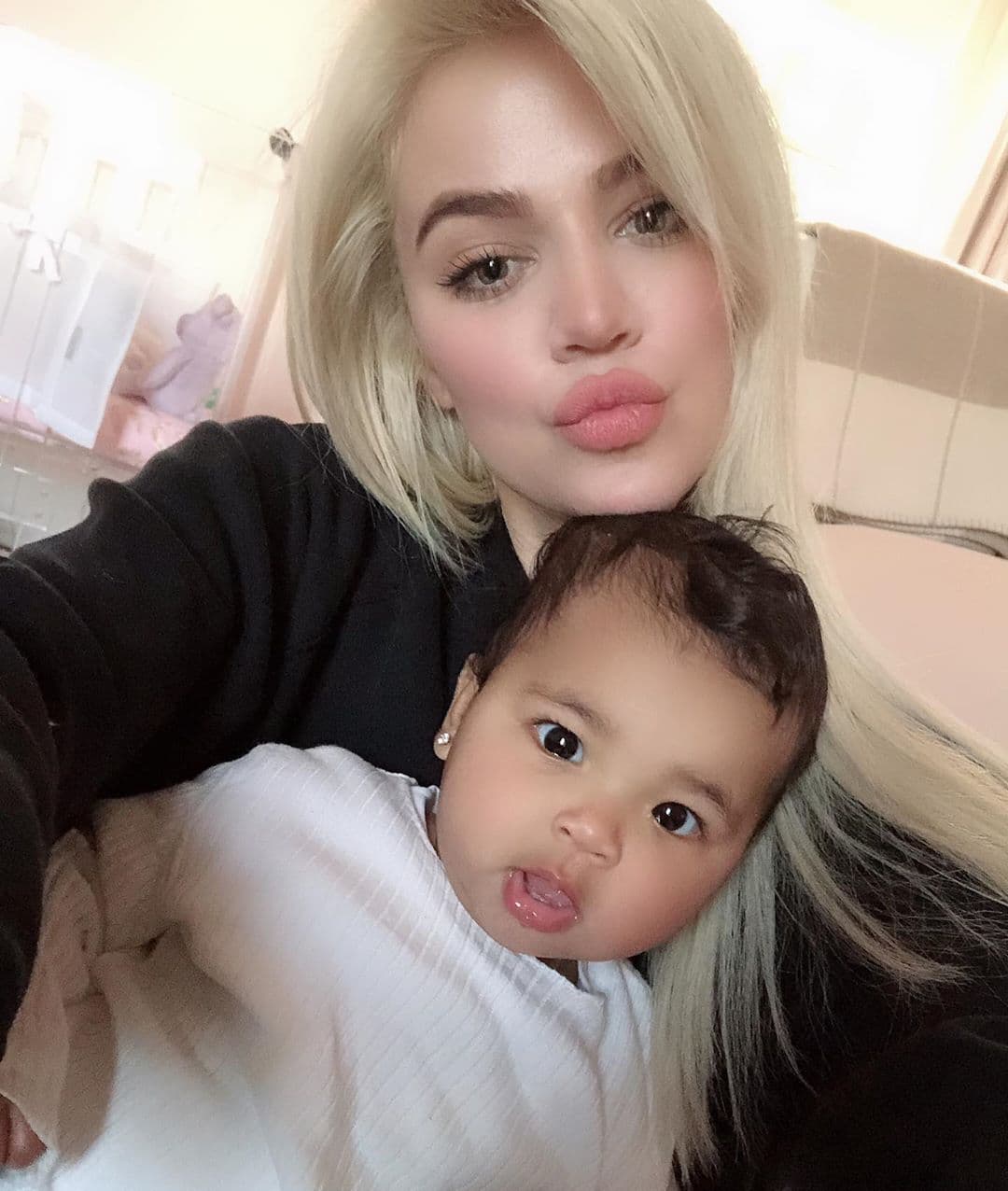 "Definitivamente parece un anillo de compromiso", dijo Scott, sin embargo, la respuesta de Khloé fue contundente: "No, no".