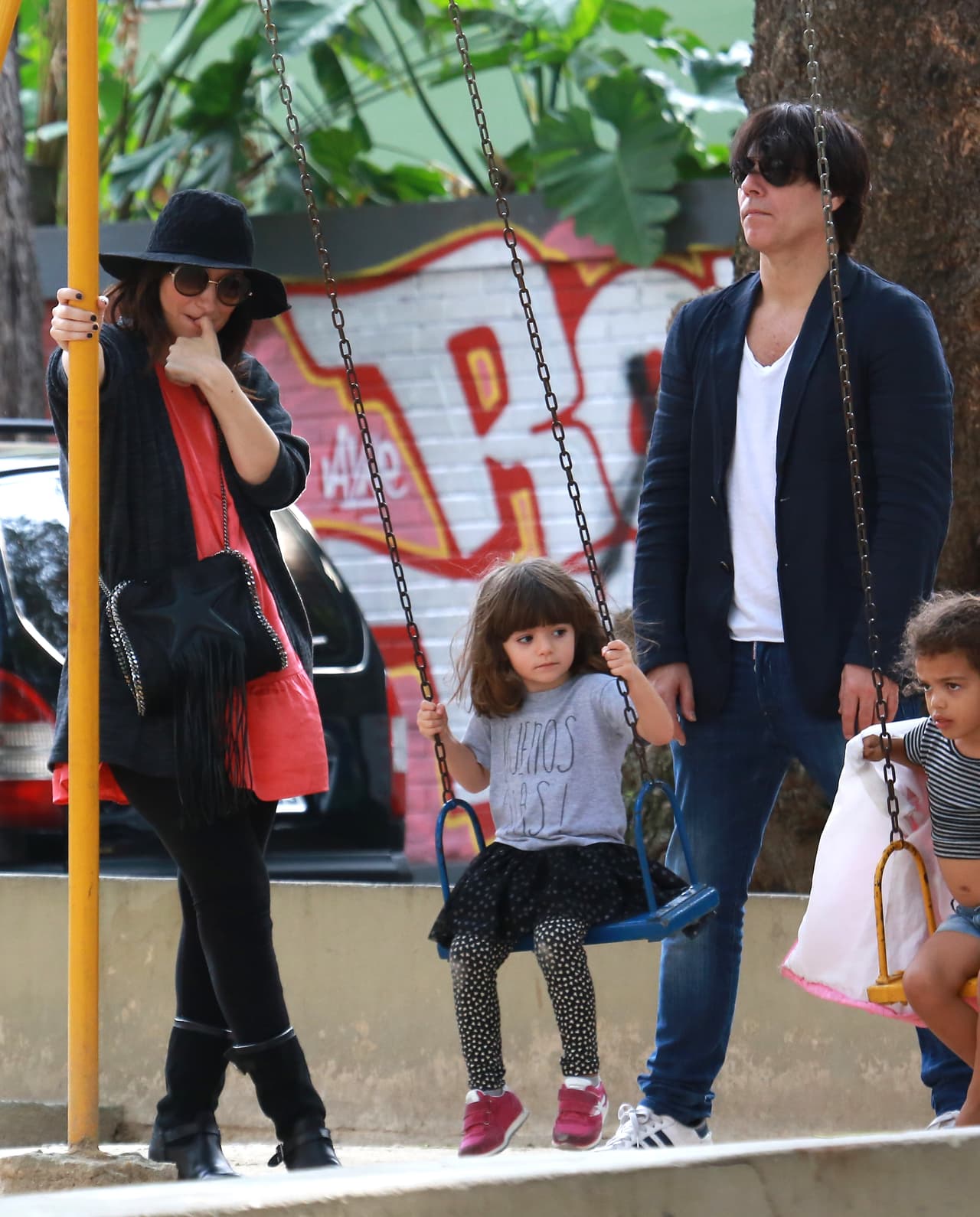 La nena quiso subirse a los columpios.