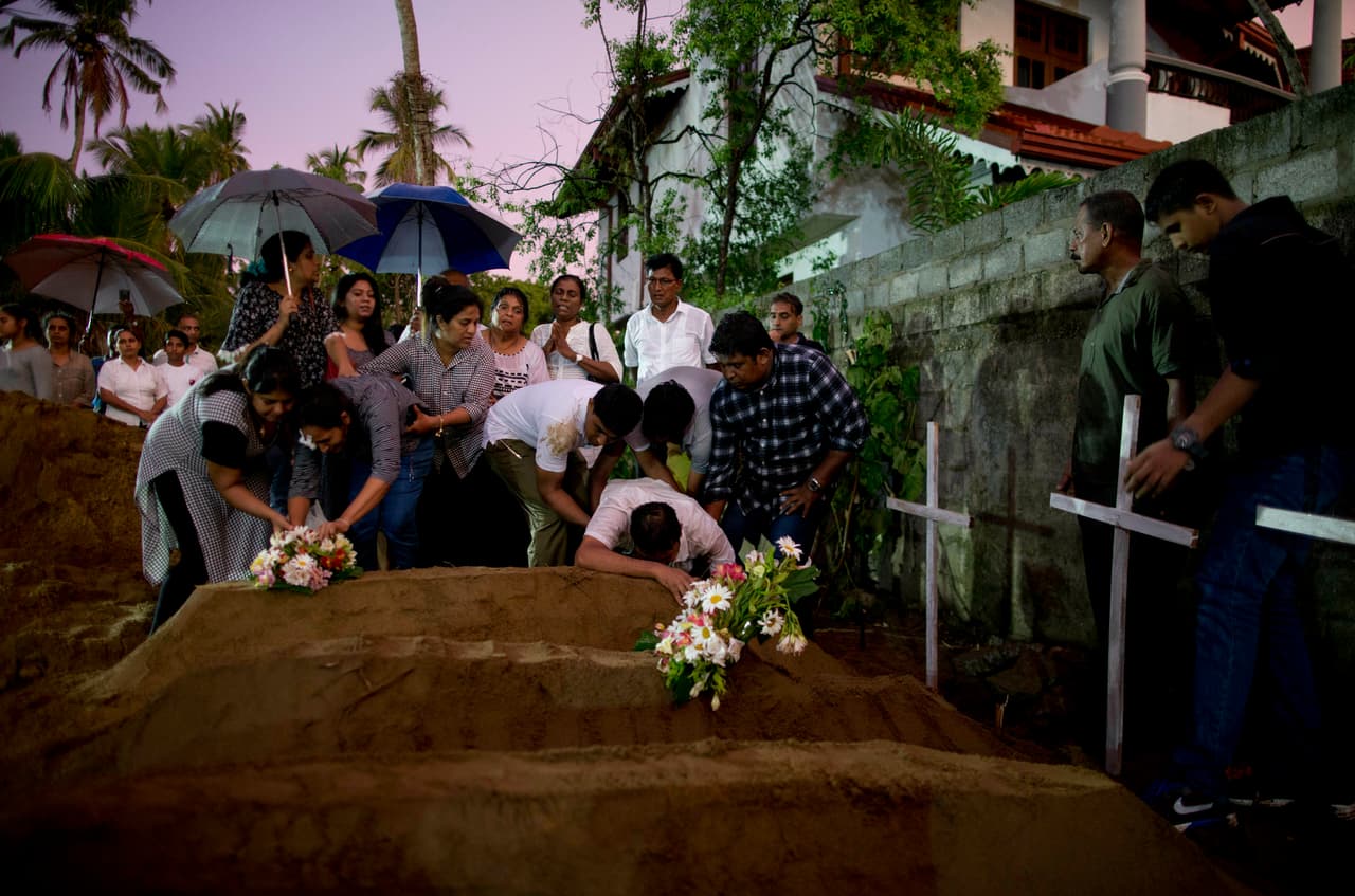 La mayoría de los muertos y heridos son ciudadanos de Sri Lanka, aunque funcionarios del gobierno dijeron que 32 extranjeros murieron, entre ellos británicos, estadounidenses, turcos, indios, chinos, españoles, daneses, holandeses y portugueses.