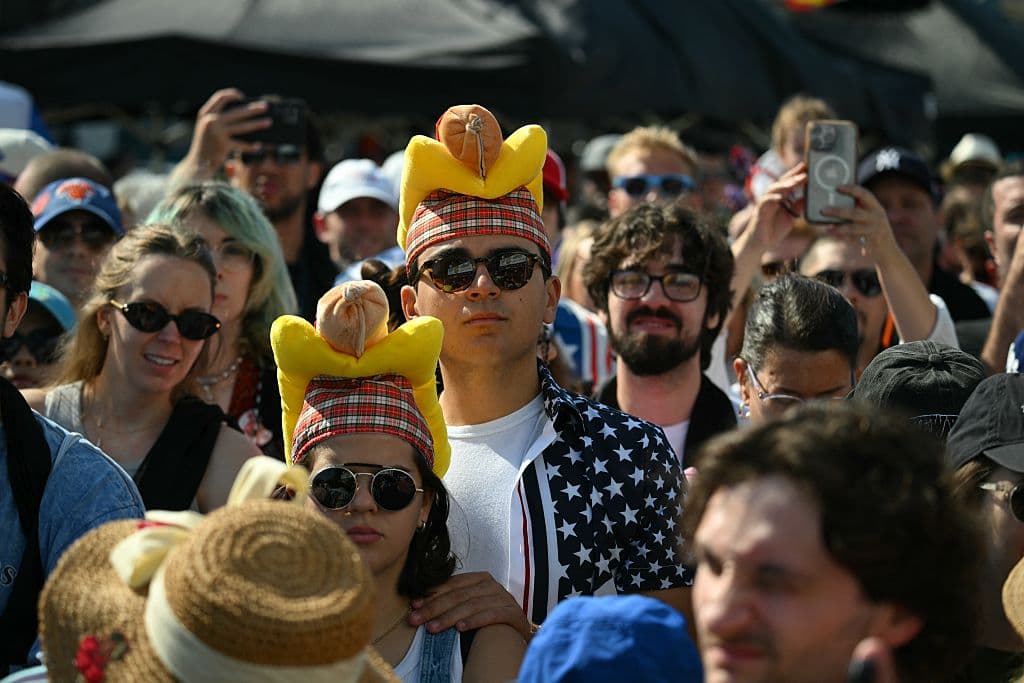 El evento, que se celebra desde 1972 frente al restaurante original de Nathan's Famous en Coney Island, Brooklyn, atrajo a una gran multitud de espectadores que soportaron altas temperaturas para presenciar la competencia.