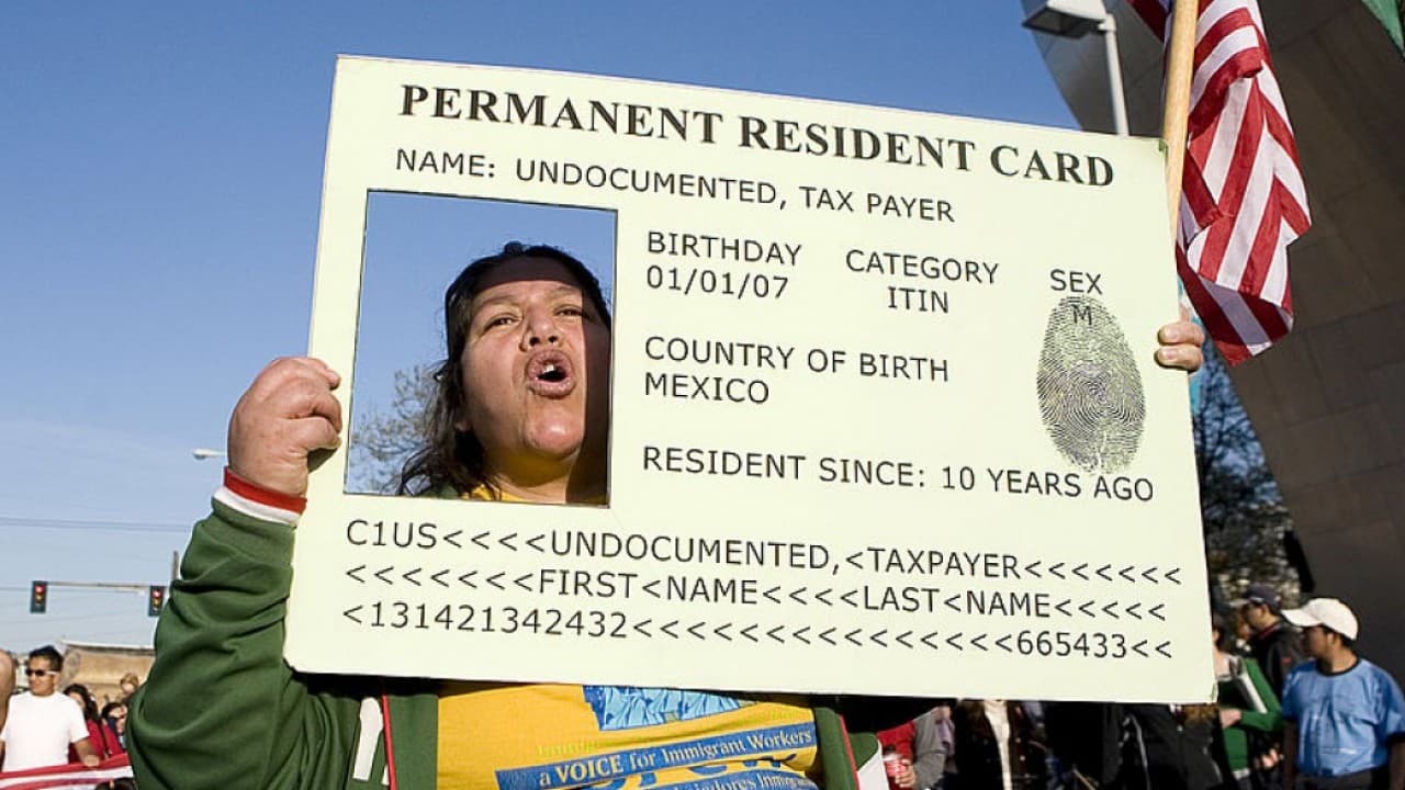 El plan migratorio respaldado por el presidente Trump explicado en 10 puntos: pide saber inglés y cancelaría lotería de visas