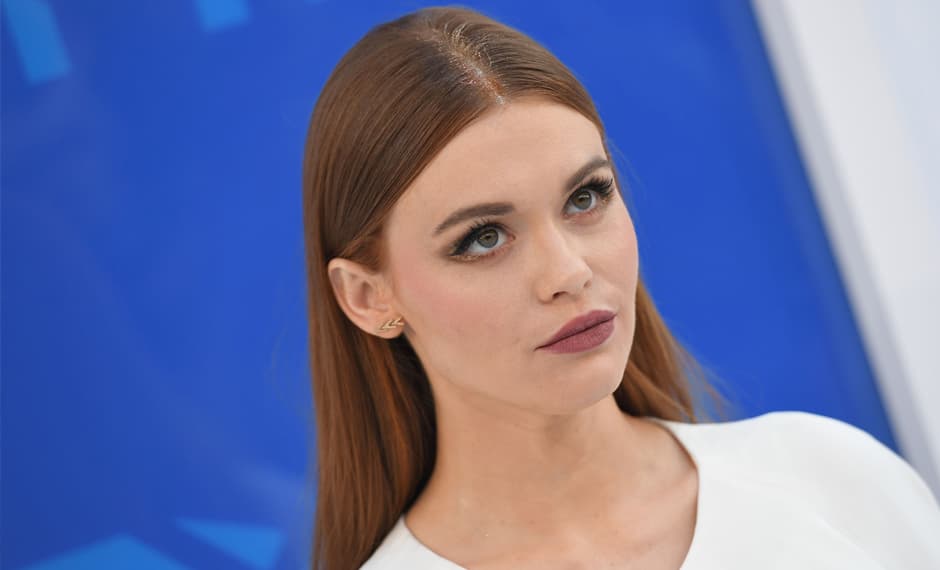 El glitter no es exclusivo del rostro. Así lo demostró 
<a href="https://www.instagram.com/hollandroden/?hl=en">Holland Roden</a> quien decidió dar un poco de brillo a la raíz de su pelo, pues lo aplicó en la raya en medio de peinado. No añadió brillo a su maquillaje, los ojos los llevó en tono marrón con unas abundantes pestañas postizas.