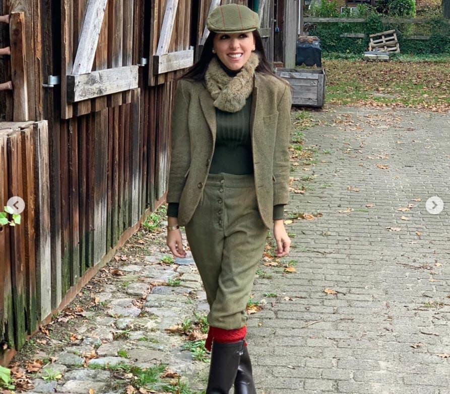 "La boda iba a ser el 11 de julio, ya no se hizo. 
<b>Se tuvo que recorrer </b>al final del año", dijo Jaff en declaraciones reseñadas por 
<b><a href="https://peopleenespanol.com/celebridades/socialite-mexicana-formara-parte-de-la-realeza-britanica-por-su-proxima-boda-con-el-primo-de-william-y-harry/" target="_blank">People en Español</a></b> publicadas este miércoles 19 de agosto. 
<br>