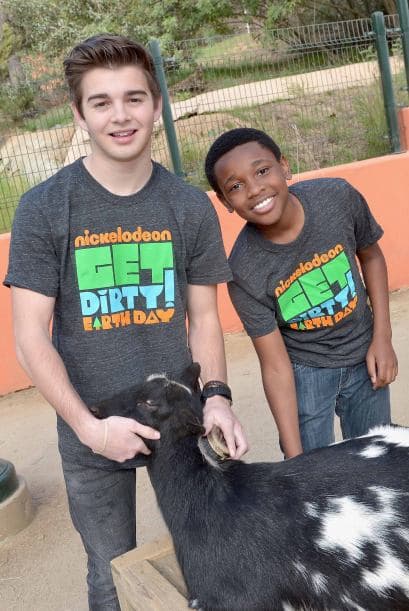 Famosos, voluntarios y hasta las Tortugas Ninja se divirtieron a lo máximo durante la fiesta rural "Get Dirty" en el Zoológico de Los Ángeles. El evento les permitió a los participantes un día repleto de actividades junto a los animalitos. Asimismo, la diversión tuvo un enfoque en la conservación del medio ambiente.