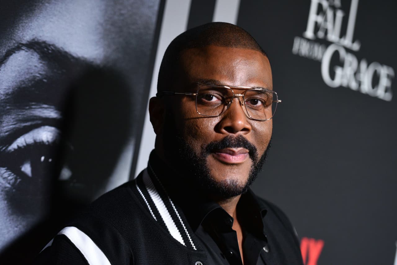 A principios de este año, Perry confesó haber sentido una conexión emocional con la duquesa cuando la entrevistó el presentador de noticias de ITV Tom Bradby, para un documental: "¿Recuerdas cuando Meghan Markle hizo esa entrevista? Ella dijo 'Gracias por preguntar si estoy bien. Porque nadie nunca me pregunta eso'. La sentí cuando dijo eso", expresó el actor en referencia a que las personas no toman en serio el estado de ánimo de otros o no prestan atención a la respuesta.