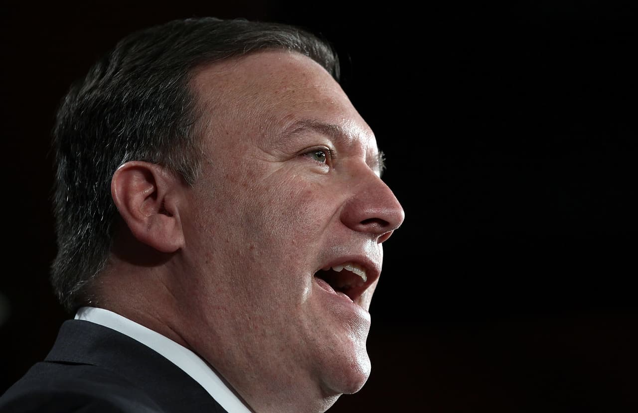 <b>Mike Pompeo, director de la CIA.</b> Congresista republicano de Kansas, antiguo oficial del ejército, formó parte del comité del Congreso sobre Bengasi, Libia, donde fue uno de los verdugos de las actuaciones de 
<b><a href="http://www.univision.com/personas-hillary-clinton">Hillary Clinton</a></b> como secretaria de Estado. es uno de los congresistas que más ferozmente se han opuesto a lo que él define como "amnistía para los inmigrantes ilegales".