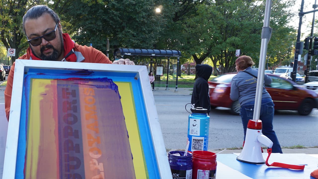 El maestro de arte, 
<a href="https://www.univision.com/local/chicago-wgbo/somos-orgullo/usar-el-arte-para-movilizarnos-contra-cosas-que-nos-estan-afectando-afirma-el-creador-del-carro-de-arte-movil">William Estrada</a>, llevó un carrito de arte móvil para que los asistentes del Sindicato de Maestros hicieran su propio letrero.