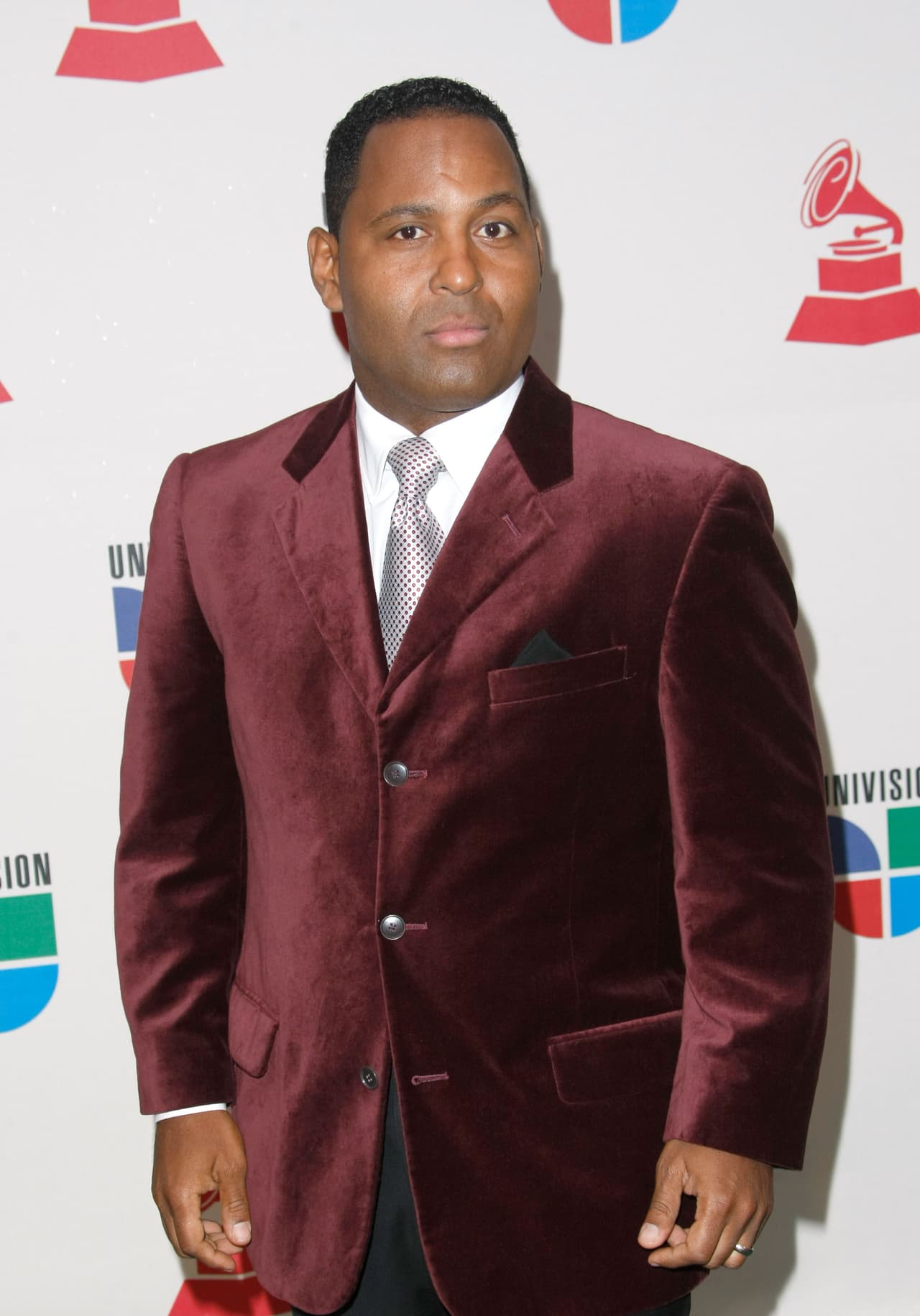 2008. A Tony le fascina experimentar con sus atuendos, y en este año usó este blazer en color vino.