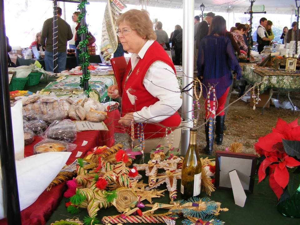 <b><a href="https://www.facebook.com/SaintNicholasMarket/">St. Nicholas European Christmas Market (Raleigh)</a></b>. Encuentra productos y platillos de temporada europeos como pasteles de queso festivos, limoncello o bizcochos de crema irlandesa, vino blanco y pasteles de vino calientes.