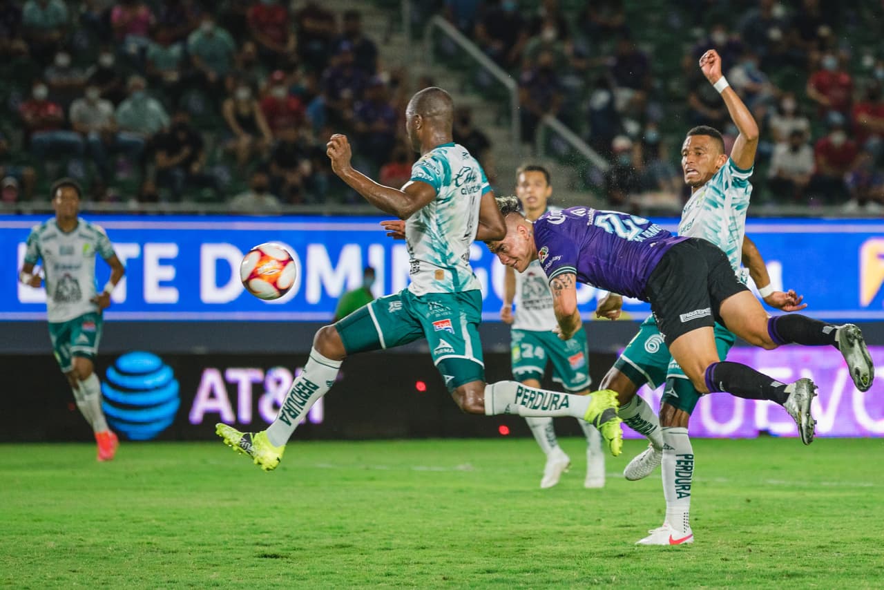 Pero antes del final de la primera parte, Michael Rangel aprovechó un error del León en la salida para culminar de palomita y recortar distancias 1-2.