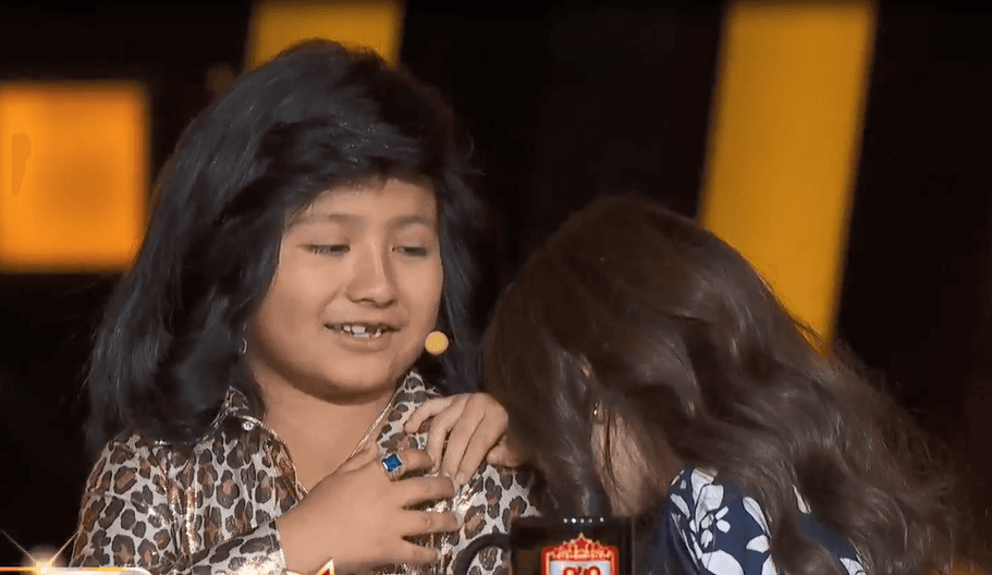 Mini Albertano llegó al escenario vistiendo una camisa en animal print y una densa cabellera. Sin olvidar el inigualable lenguaje que caracteriza al Albertano verdadero.