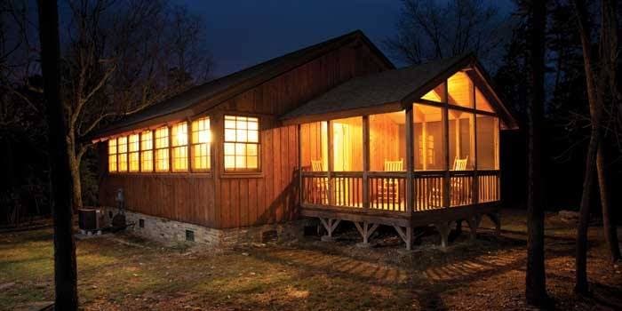 <b><a href="https://www.ncparks.gov/hanging-rock-state-park/camping" target="_blank">Hanging Rock State Park</a></b>: Las cabañas disponibles tienen dos dormitorios con dos camas individuales, la sala de estar tiene sofá / futón con cama plegable, cocina con comedor y calefacción central. Cada cabina tiene capacidad para seis personas.
