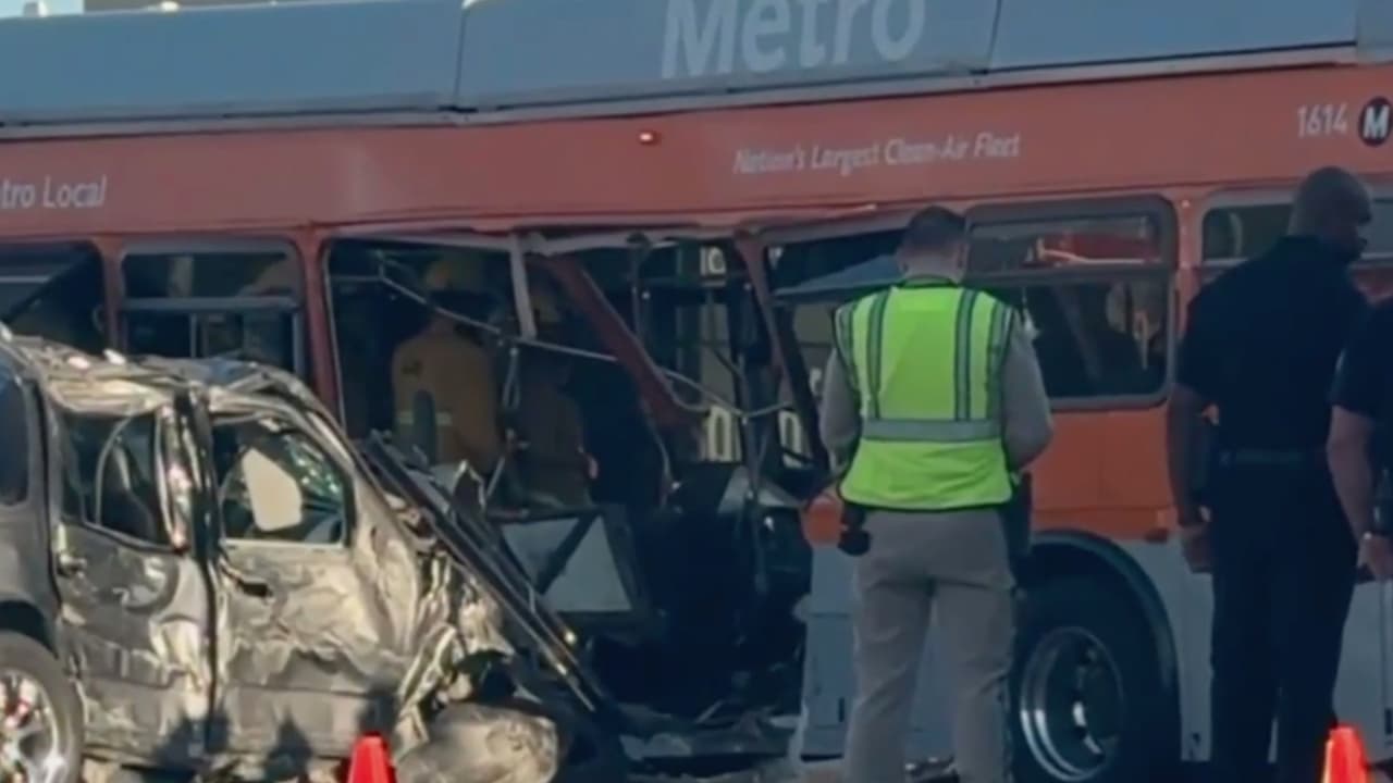 Dos personas muertas y varios heridos tras accidente entre un autobús y una camioneta en Chatsworth