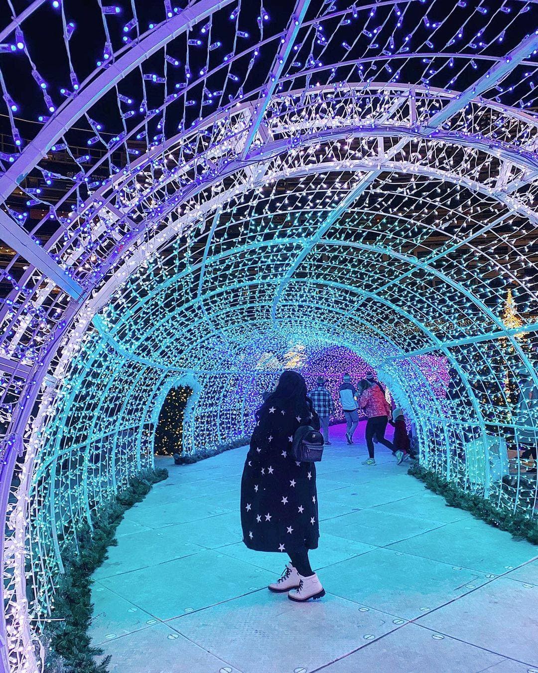 Enchant Christmas abre sus puertas el 26 de noviembre y permanecerá abierto hasta el 2 de enero en
<a href="https://www.fairpark.org/" target="_blank">The Esplanade</a> en Fair Park.