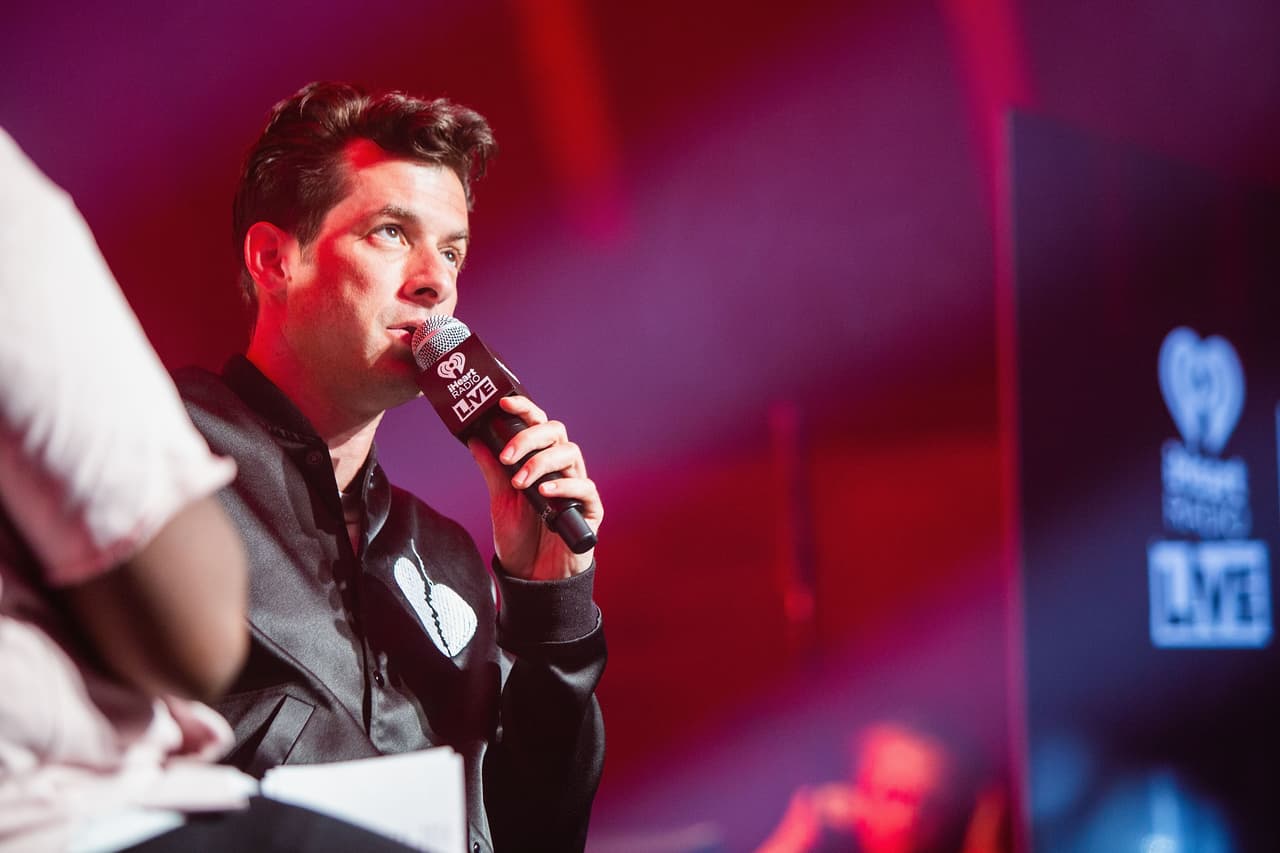 "No me considero parte de ninguna comunidad marginada
<b> </b>y 
<b>me disculpo si alguien lo malinterpretó</b> o se ofendió [...] Suena a que fui a un programa de televisión para decir: '¡Chicos, tengo una gran noticia!'", aclaró a la publicación.
<br>