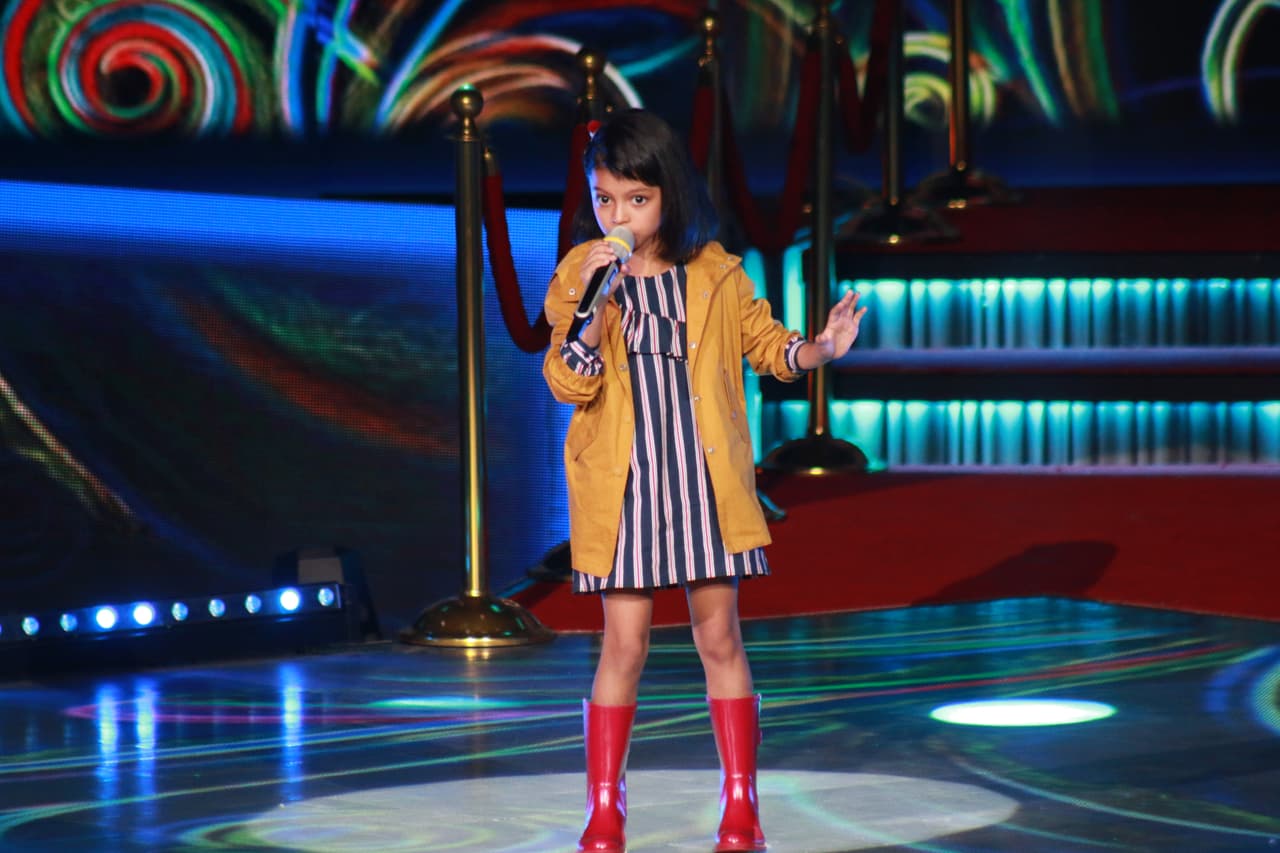 Abril Medina de 7 años demostró sus habilidades de canto. No tuvo que medirse en un dueto.