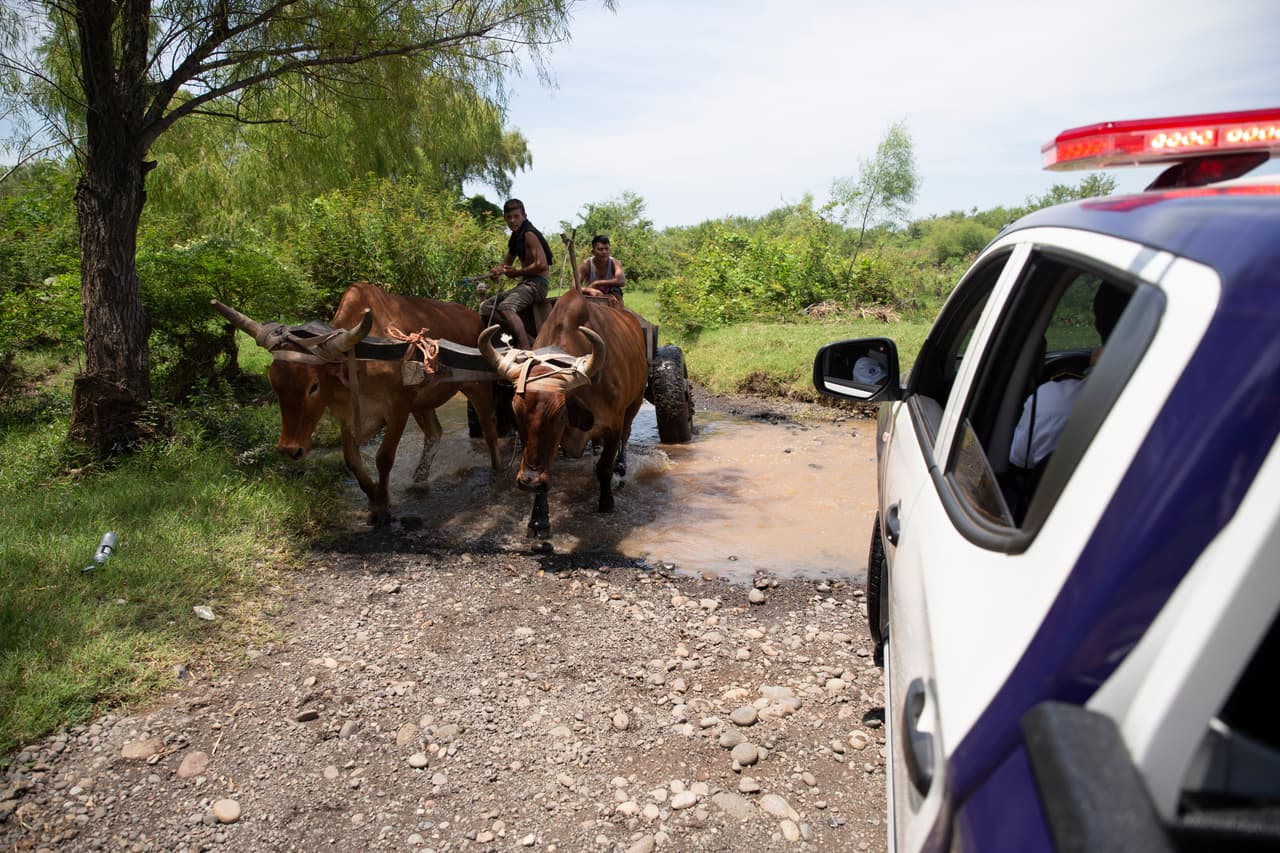 Dos hombres en una carreta tirada por bueyes se cruzan con la nueva patrulla fronteriza en la frontera entre el Salvador y Guatemala. Según un convenio centroamericano de libre movilidad, conocido como CA-4, suscrito en 2006 por Guatemala, El Salvador, Honduras y Nicaragua, los ciudadanos mayores de edad de los países firmantes pueden circular sin restricciones y sólo portando sus documentos de identidad nacional.