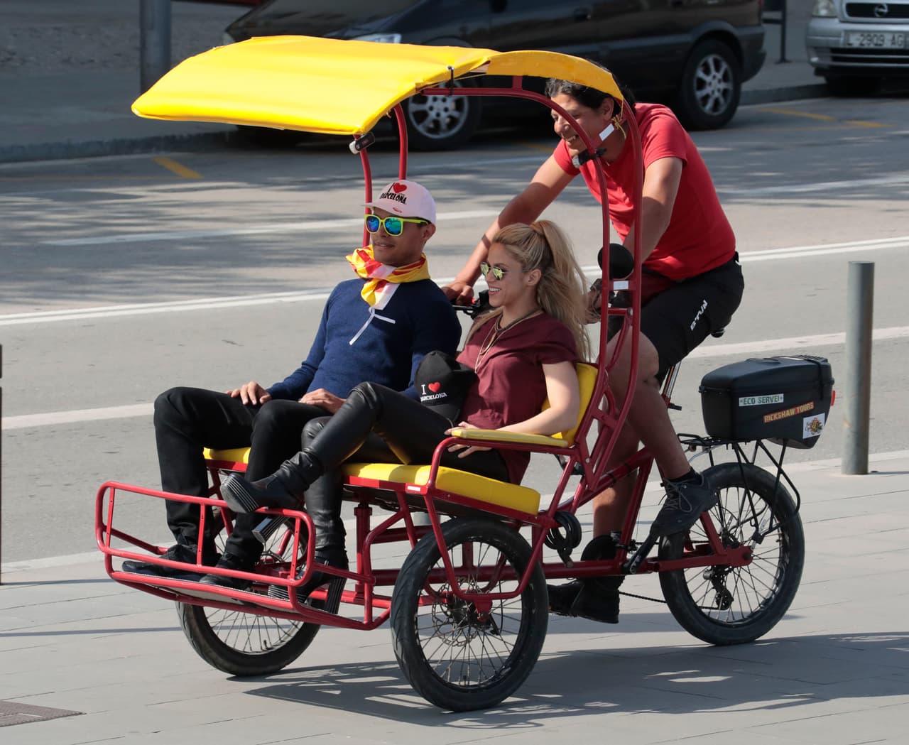 Shakira, con pantalones de cuero en la primera de Barcelona, y una gorra que dice "I love Barcelona".