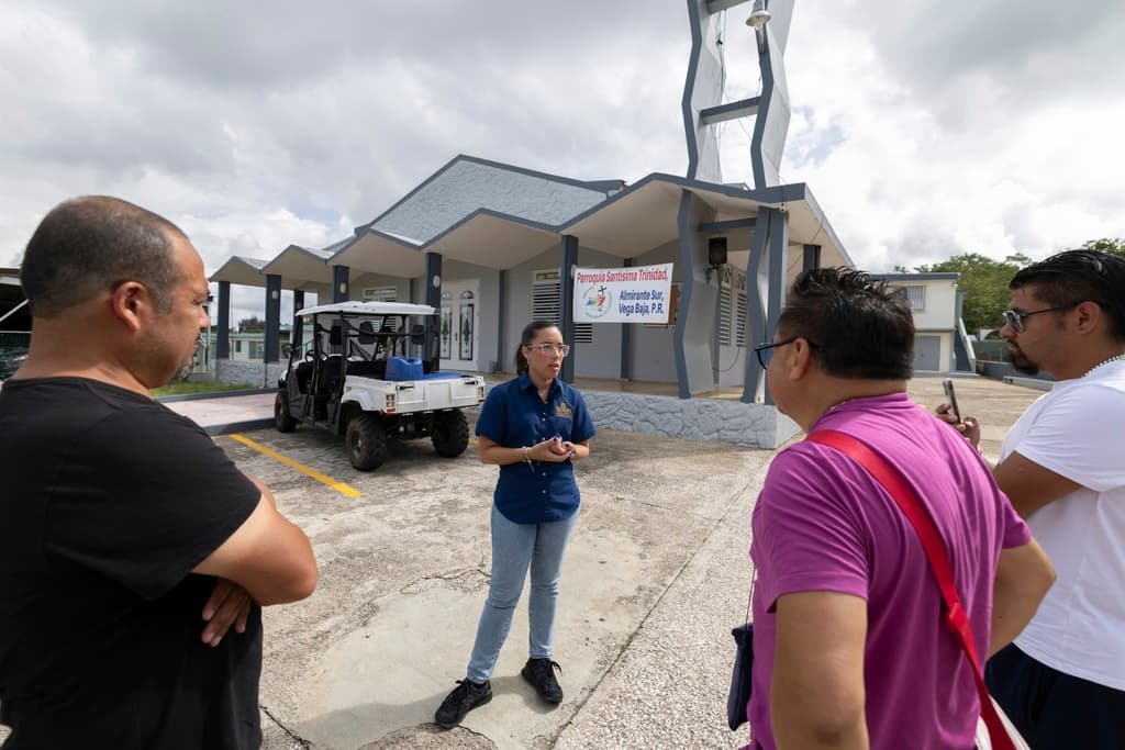 Los fanáticos no solo asisten a los conciertos; recorren la ciudad natal de Bad Bunny, Vega Baja, visitan el supermercado donde trabajó, su antigua escuela y los murales dedicados al cantante, combinando la música con la cultura puertorriqueña y creando nuevas experiencias turísticas únicas.