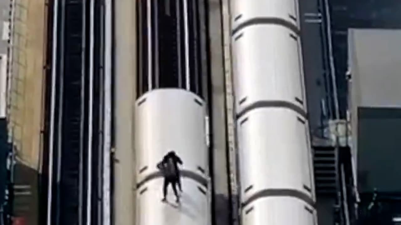 Las muertes se dan pese a los esfuerzos de la ciudad para impedir esta práctica.
<br>
<br>Recientemente la policía compartió que 
<b><a href="https://www.univision.com/local/nueva-york-wxtv/nypd-drones-capturar-jovenes-surfean-subway-nueva-york" target="_blank">está utilizando drones para localizar a los menores</a></b> en la parte superior de los trenes y arrestarlos