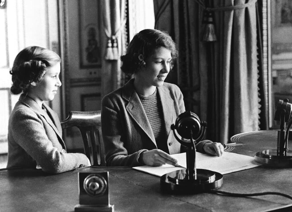 El 22 de octubre de 1940, la princesa Isabel pronunció un discurso por radio dedicado a los niños y niñas británicos evacuados en el extranjero por la guerra. A su lado, en la imagen, su hermana, la princesa Margaret.