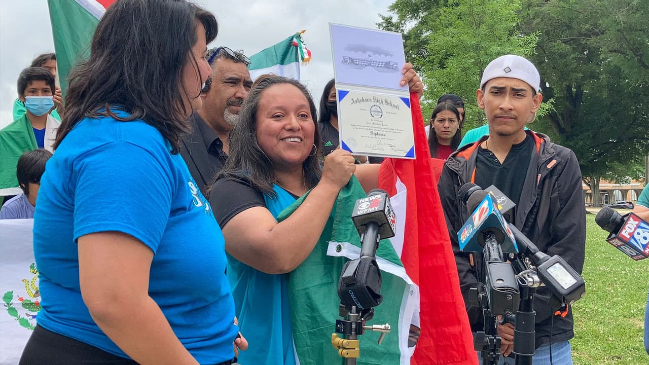 Entregan diploma a estudiante hispano: familia pide cambios al código de vestimenta para expresar raíces étnicas