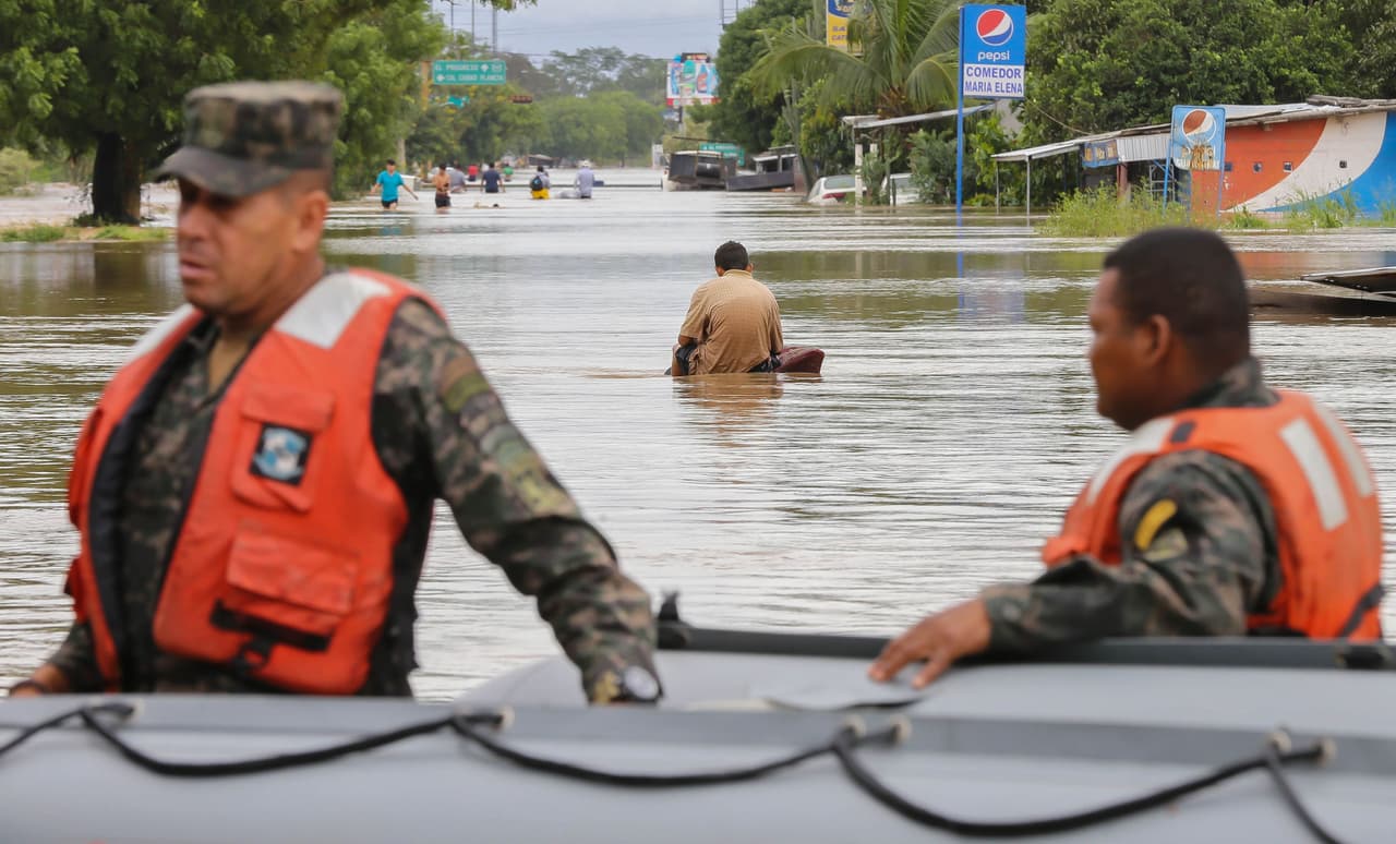 Iota también dejó severas lluvias.
<a href="https://www.univision.com/noticias/meteorologia/estas-fotos-aereas-muestran-la-devastacion-del-huracan-iota-el-norte-de-honduras-esta-casi-bajo-el-agua-fotos"><u>Causó impresionantes inundaciones en el norte de Honduras</u></a>, dejando prácticamente aislada y bajo el agua a la ciudad de San Pedro Sula (en la fotografía, tomada el 18 de noviembre)