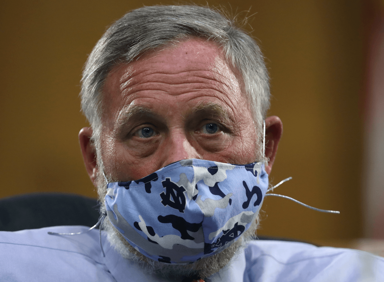 FBI emite orden de registro contra el senador Richard Burr por venta de acciones antes del desplome 