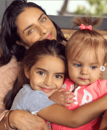 Las integrantes más pequeñas de la familia Derbez han logrado conquistar las redes sociales con su complicidad y ternura. En esta ocasión, te compartimos algunos de sus mejores momentos, te sorprenderá ver cómo han crecido. 
<br>