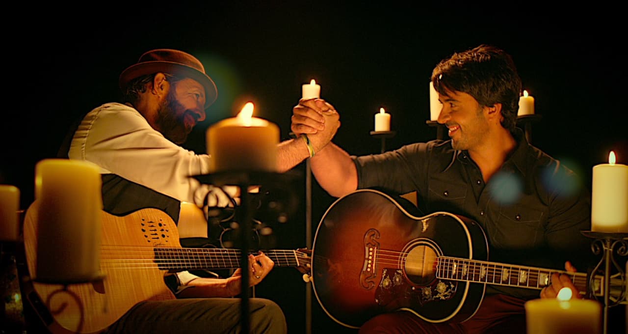 Juan Luis Guerra y Luis Fonsi se llevan una nominación en la categoría Canción del Año por el tema 'Llegaste Tú'.