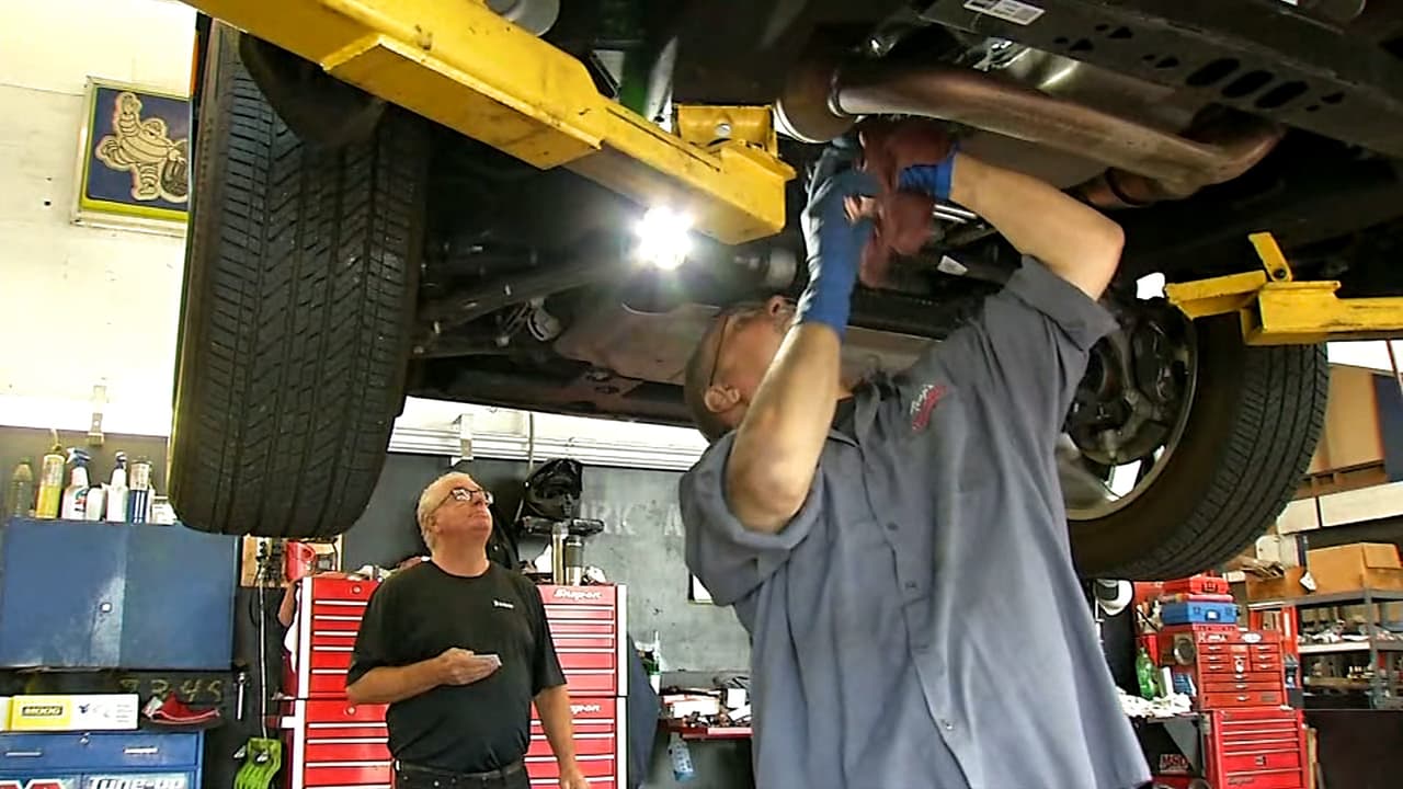 ¿Cuál es la función de los convertidores catalíticos? Estos 
<b>transforman las sustancias nocivas de los gases de escape del automóvil</b> en sustancias menos nocivas como dióxido de carbono y vapor de agua.