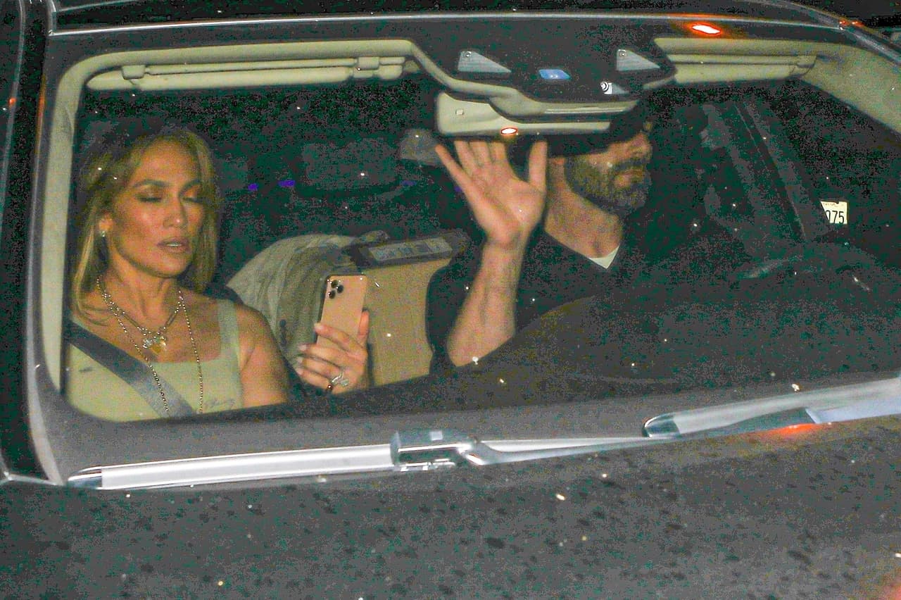 La pareja se dirigió al restaurante 
<b><a href="https://www.univision.com/famosos/jlo-ben-affleck-matt-damon-playa-fotos">Craig’s</a>,</b> de Hollywood, donde cenaron con Emme, la hija de la actriz.
<br>